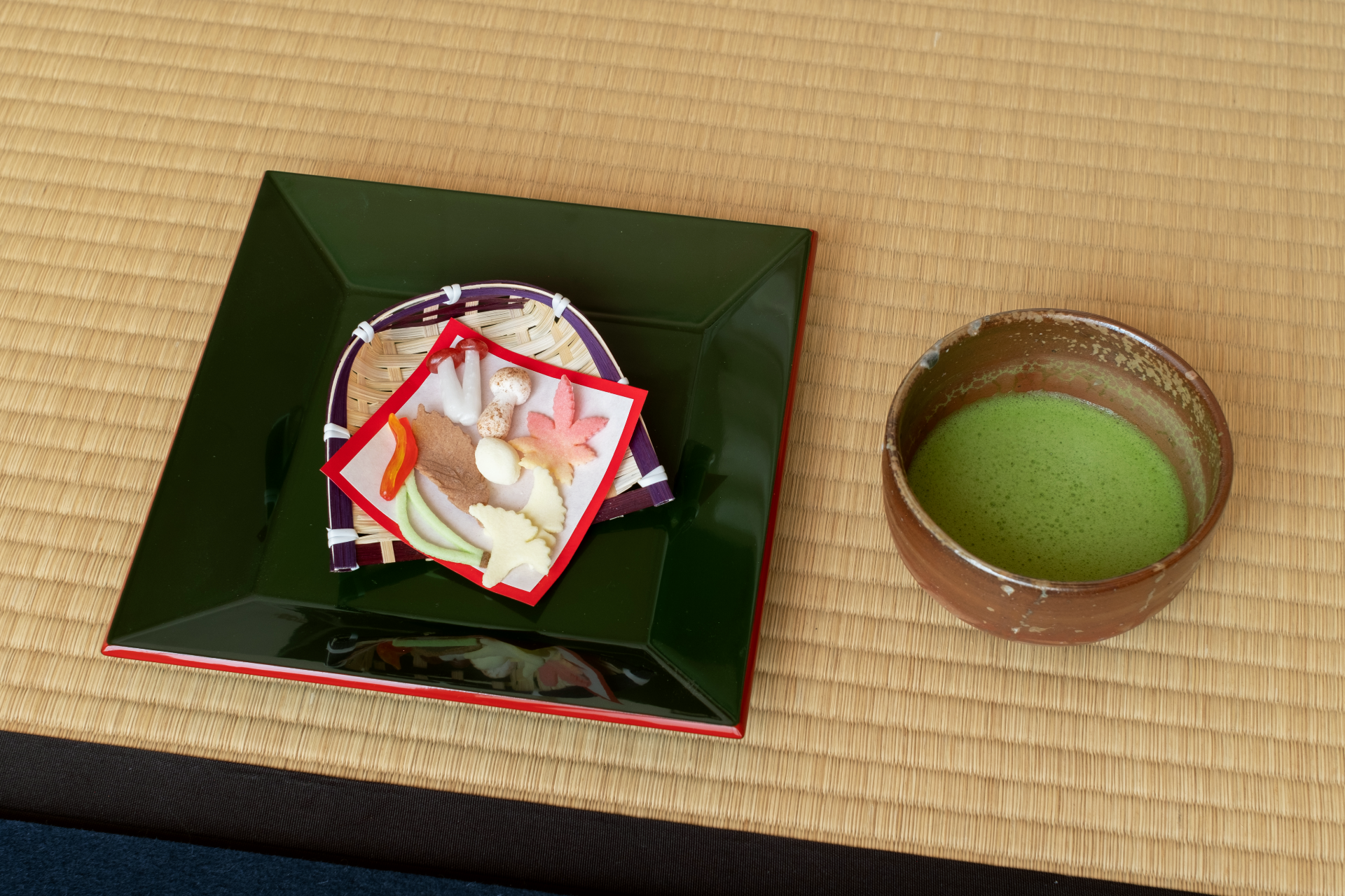 老松「吹き寄せ」と岸松園「三都の白」