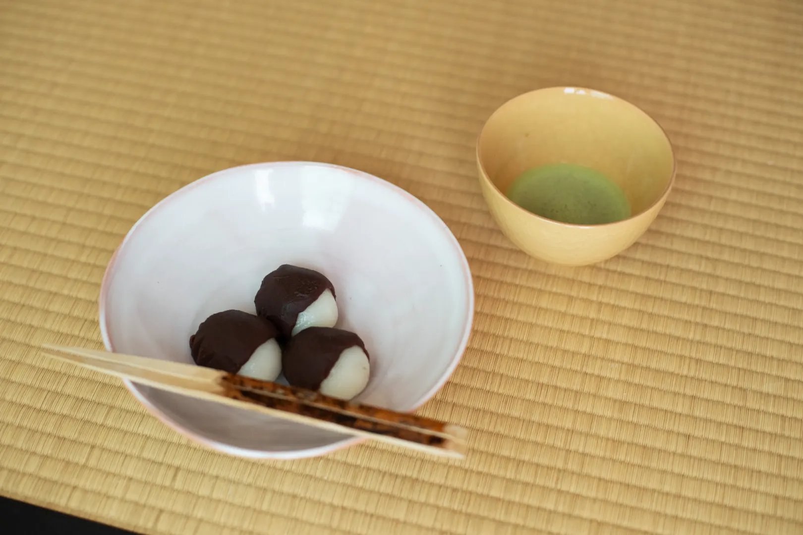 薄茶「龍の影」上林春松本店 | 菓子「月見だんご」まるに抱き柏