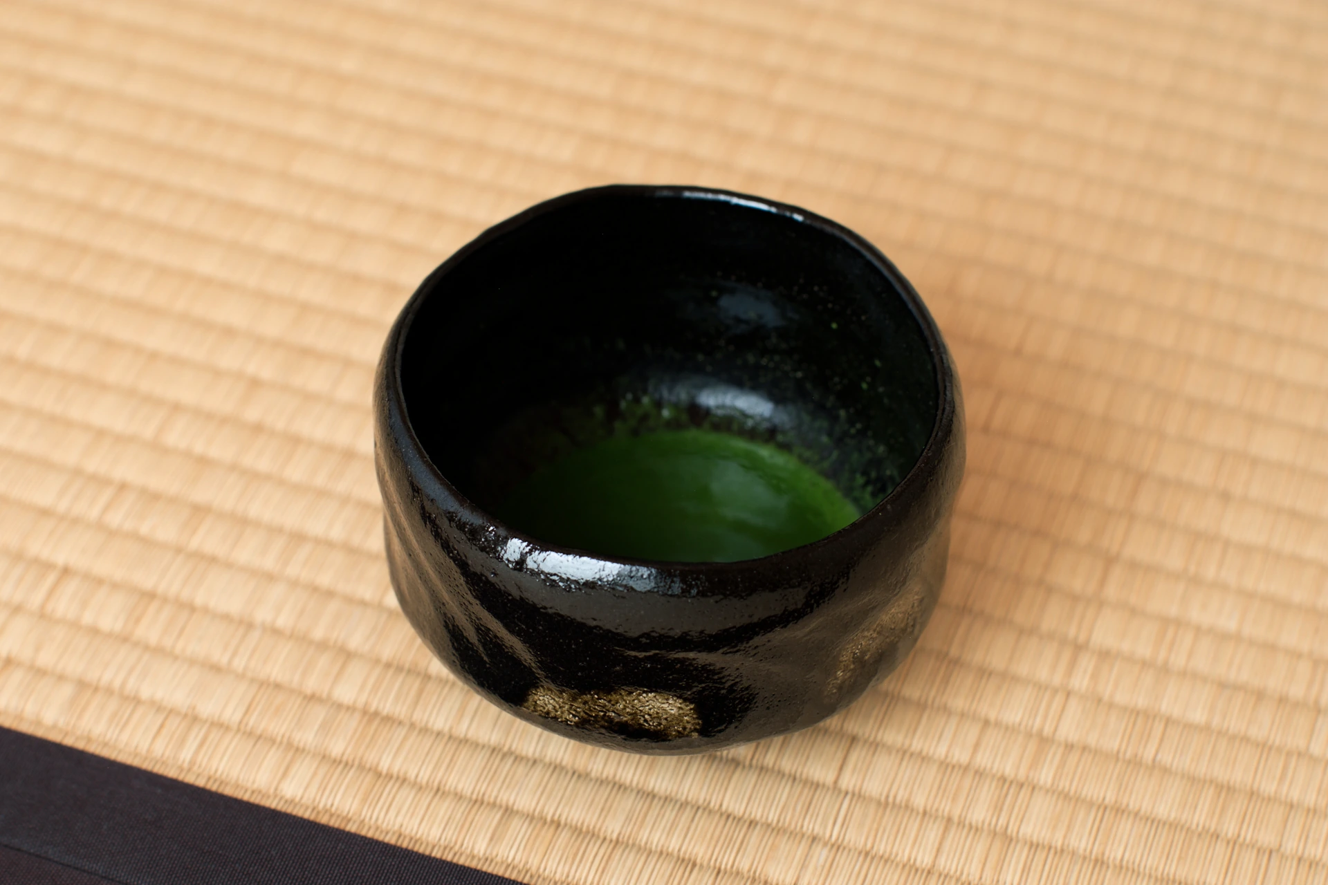 黒い楽茶碗に入った濃茶
